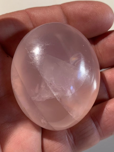 Quartz rose – Galet de taille L – 55 × 46 × 30 mm – 97,9 gr.