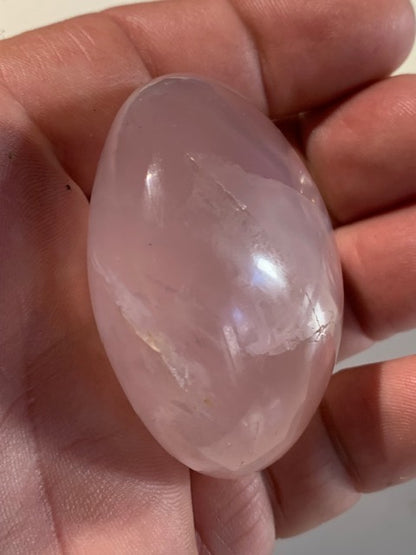 Quartz rose – Galet de taille L – 55 × 46 × 30 mm – 97,9 gr.