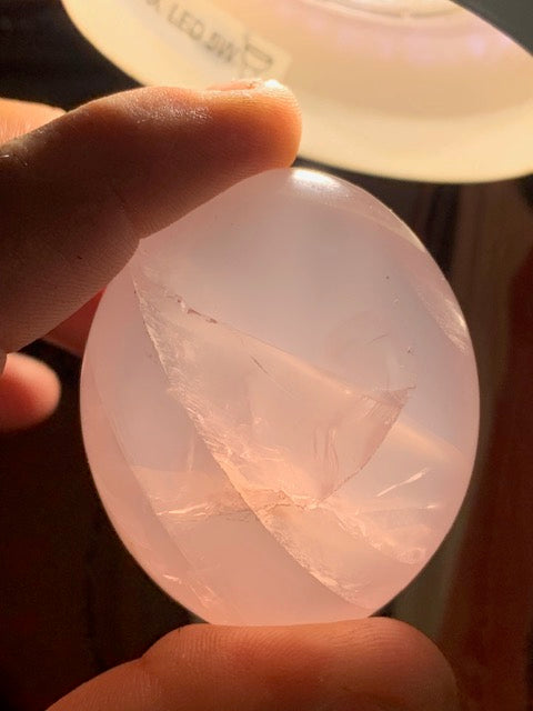 Quartz rose – Galet de taille L – 55 × 46 × 30 mm – 97,9 gr.