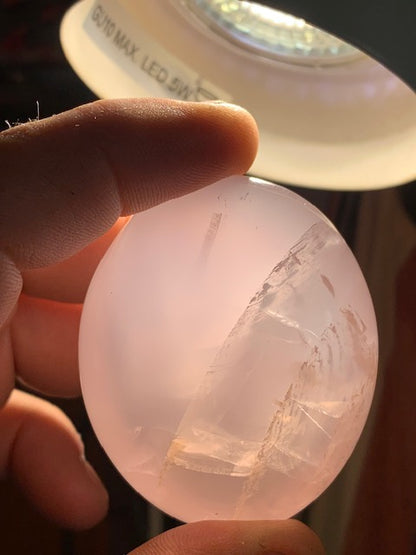 Quartz rose – Galet de taille L – 55 × 46 × 30 mm – 97,9 gr.
