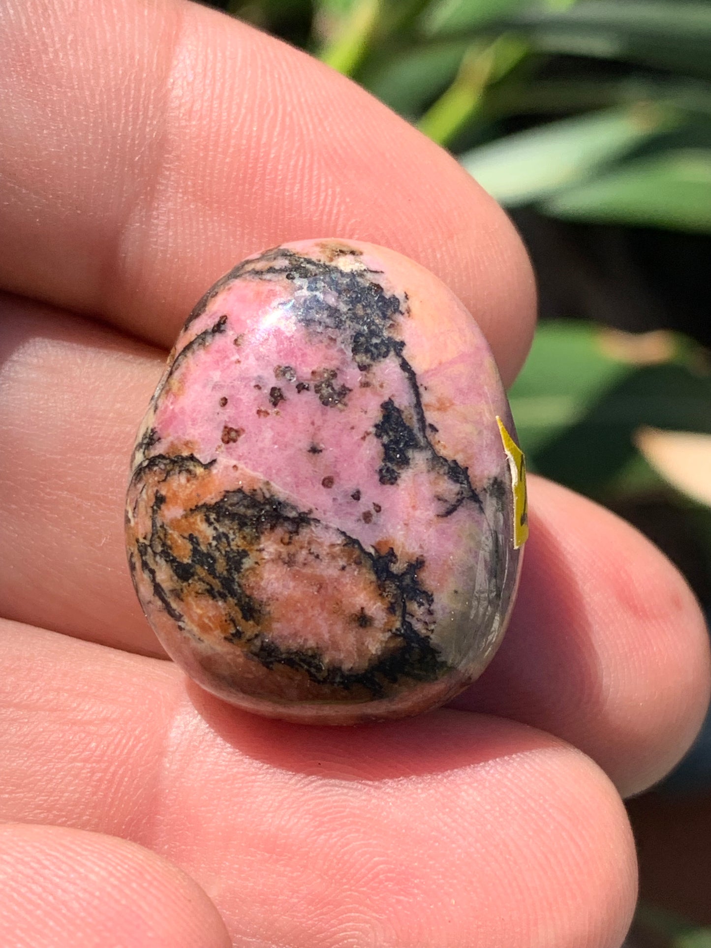 Rhodonite, pendentif pierre roulée, de 27mm x23 x9. Vendu avec cordon réglable de couleur noire !