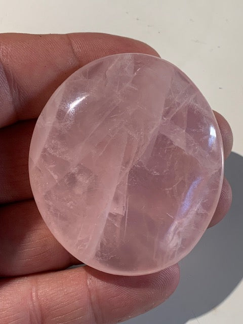 Rose quartz – Pebble size L – 58 × 51 × 12 mm – 71.3 gr.