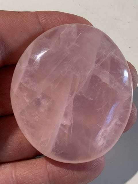 Quartz rose – Galet de taille L – 58 × 51 × 12 mm – 71,3 gr.