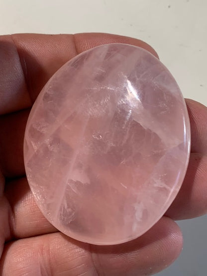 Quartz rose – Galet de taille L – 58 × 51 × 12 mm – 71,3 gr.