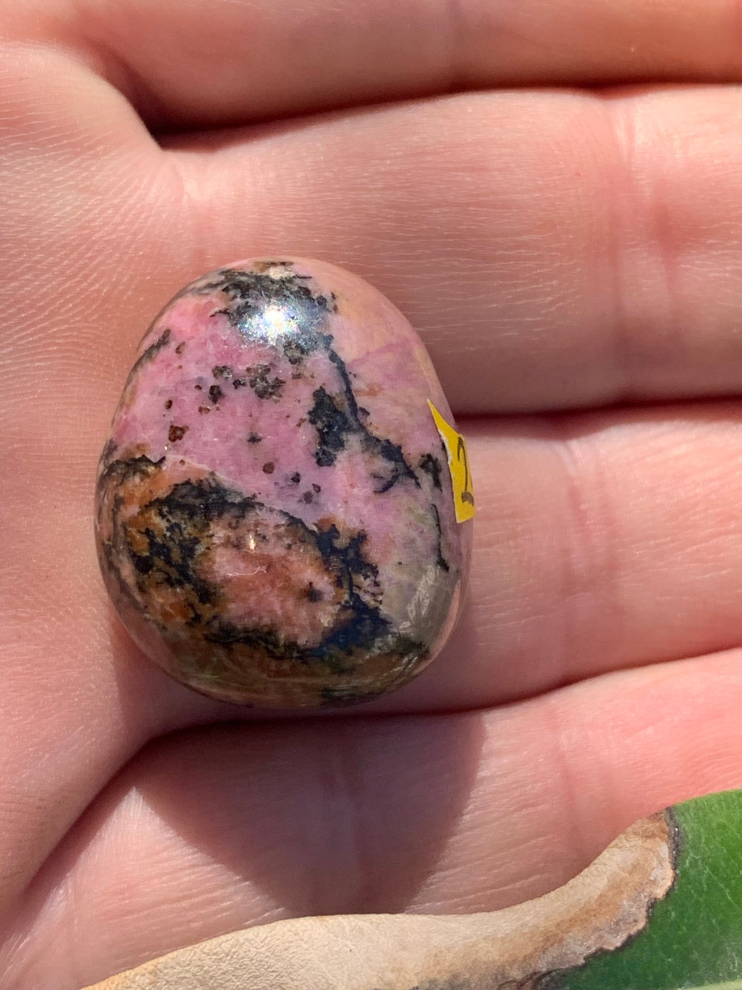 Rhodonite, pendentif pierre roulée, de 27mm x23 x9. Vendu avec cordon réglable de couleur noire !