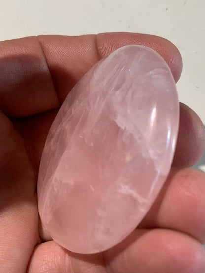 Quartz rose – Galet de taille L – 58 × 51 × 12 mm – 71,3 gr.