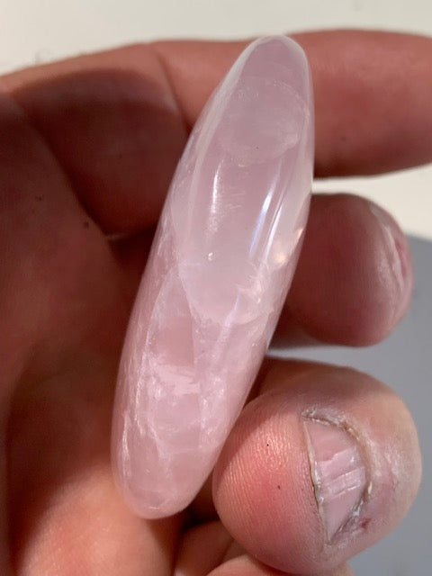 Quartz rose – Galet de taille L – 58 × 51 × 12 mm – 71,3 gr.