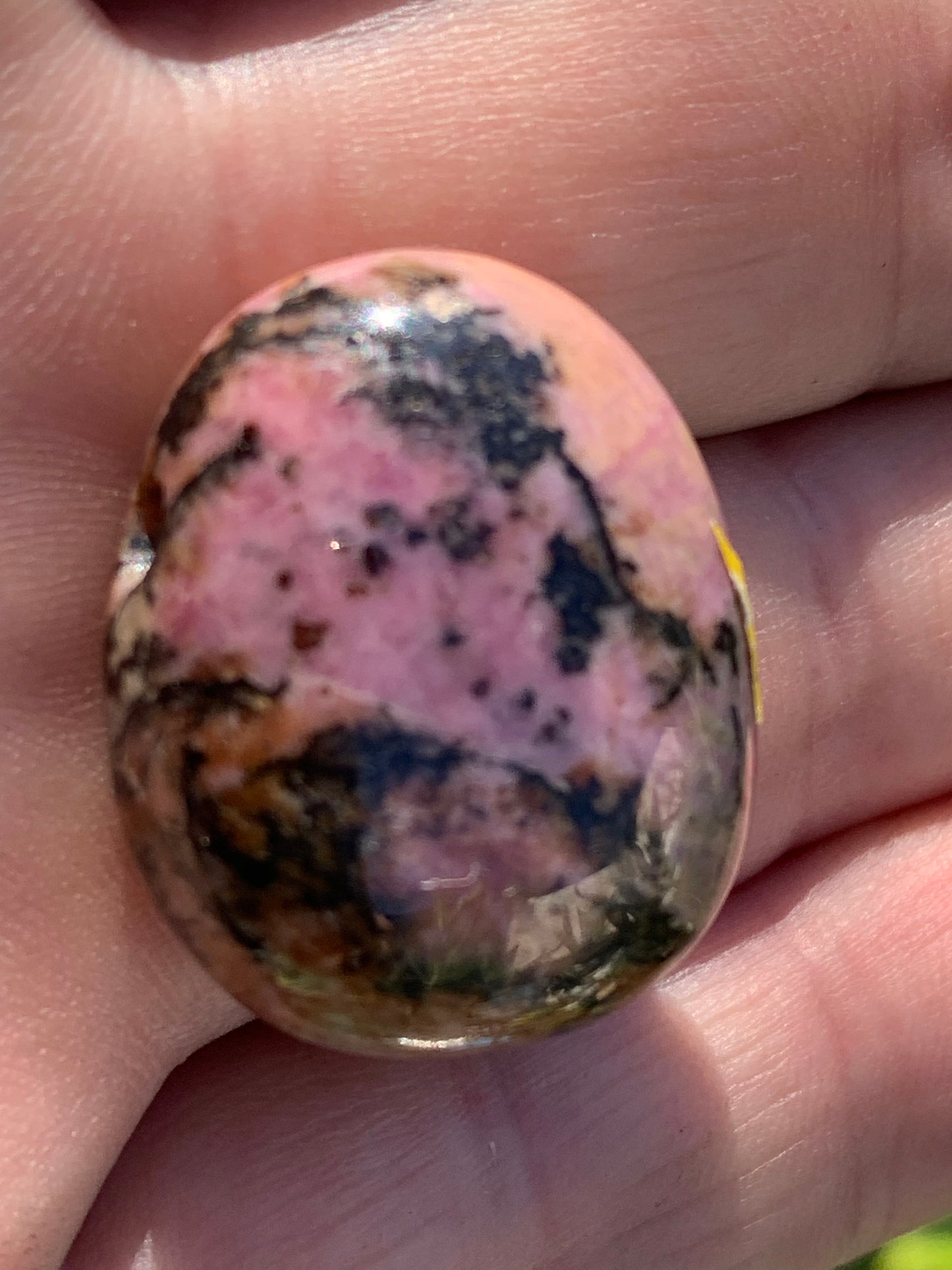 Rhodonite, pendentif pierre roulée, de 27mm x23 x9. Vendu avec cordon réglable de couleur noire !