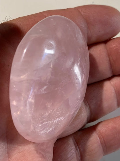 Quartz rose – Galet de taille L – 58 × 51 × 12 mm – 71,3 gr.