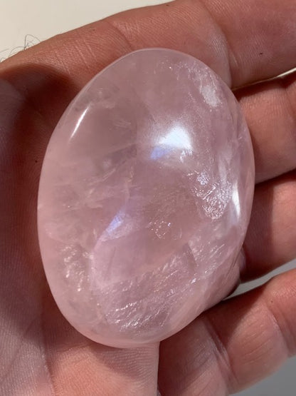 Quartz rose – Galet de taille L – 58 × 51 × 12 mm – 71,3 gr.