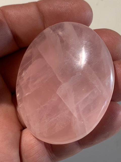 Quartz rose – Galet de taille L – 58 × 51 × 12 mm – 71,3 gr.