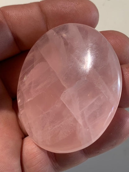 Quartz rose – Galet de taille L – 58 × 51 × 12 mm – 71,3 gr.