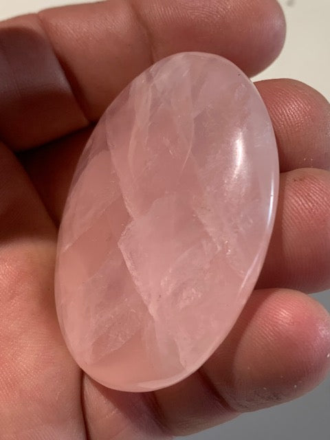 Quartz rose – Galet de taille L – 58 × 51 × 12 mm – 71,3 gr.
