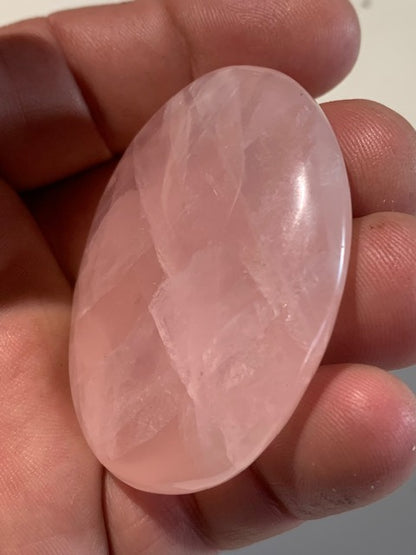 Quartz rose – Galet de taille L – 58 × 51 × 12 mm – 71,3 gr.