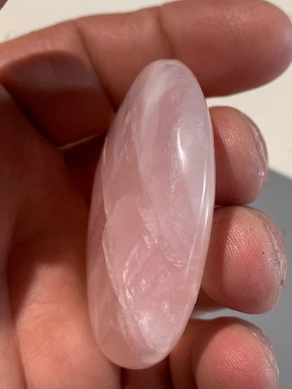 Quartz rose – Galet de taille L – 58 × 51 × 12 mm – 71,3 gr.