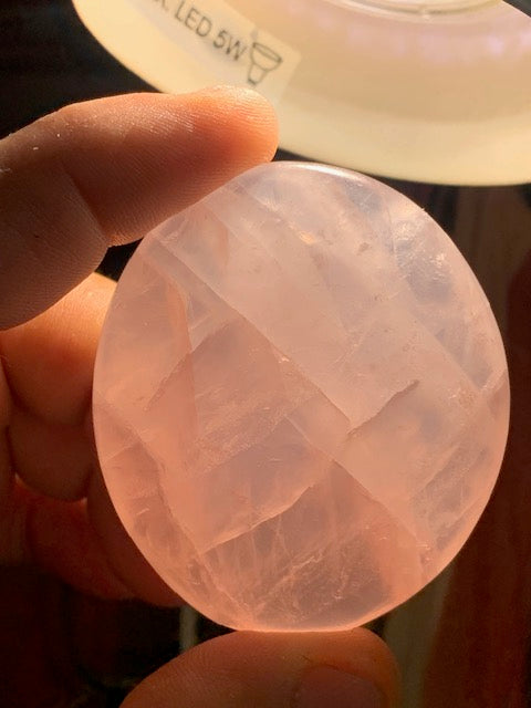 Quartz rose – Galet de taille L – 58 × 51 × 12 mm – 71,3 gr.