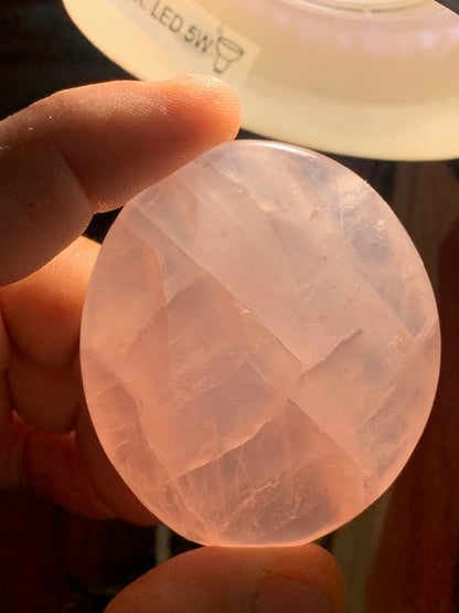 Quartz rose – Galet de taille L – 58 × 51 × 12 mm – 71,3 gr.