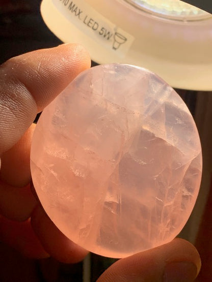 Quartz rose – Galet de taille L – 58 × 51 × 12 mm – 71,3 gr.
