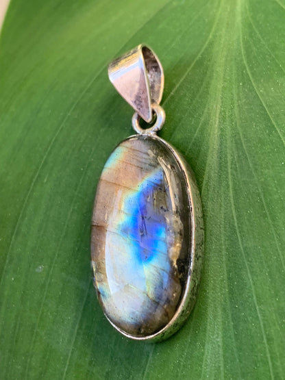 Labradorite, pendentif en Argent de 39mm x 15 x 8. Qualité AA à AAA, vendu avec cordon réglable de couleur noire !