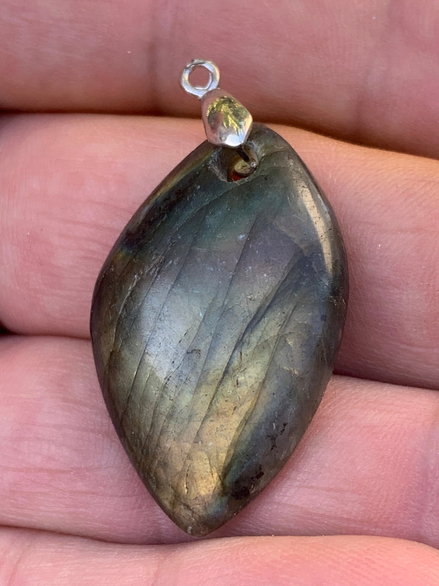 Labradorite, pendentif 'cabochon percé' de 40mm x 21 x 6. Qualité A à AA, vendu avec cordon réglable de couleur noire !