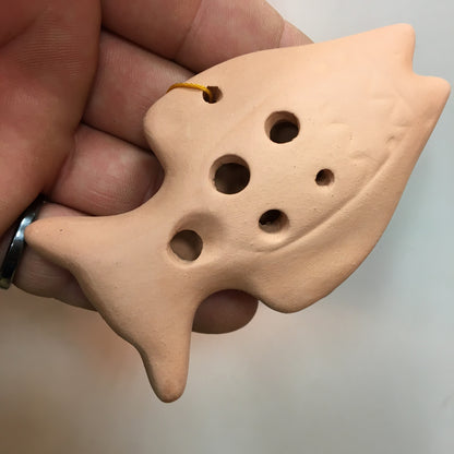 Ocarina en terre cuite, modèles au choix : dauphin, poisson, tortue... Superbes pièces faites au Pérou !