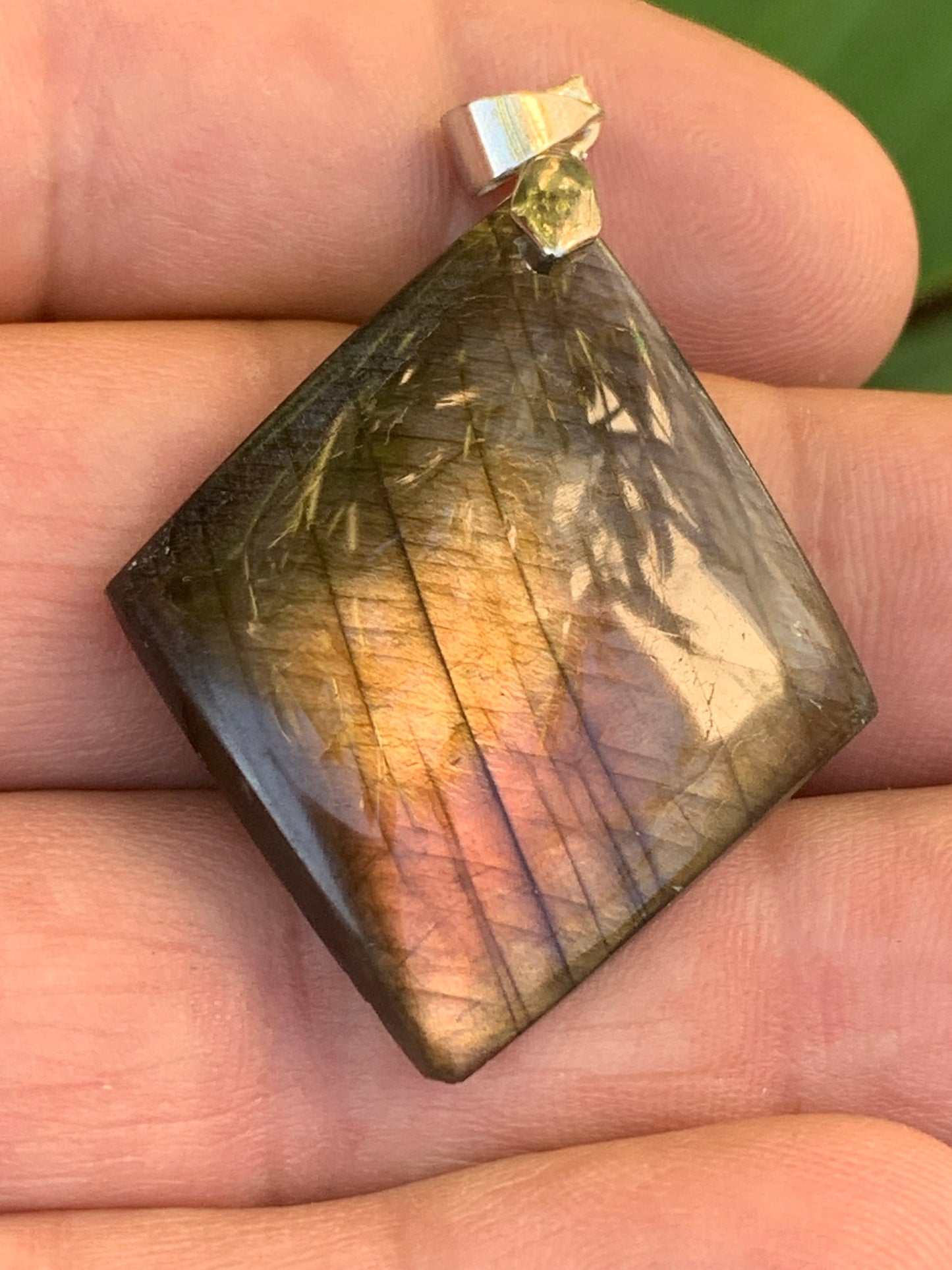 Labradorite, pendentif 'cabochon percé' de 50mm x 30 x 6. Qualité A à AA, vendu avec cordon réglable de couleur noire !