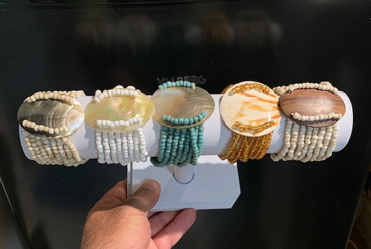 Collection de bracelets élastiques multi-rangs en nacre et bois - Vendu à l'unité