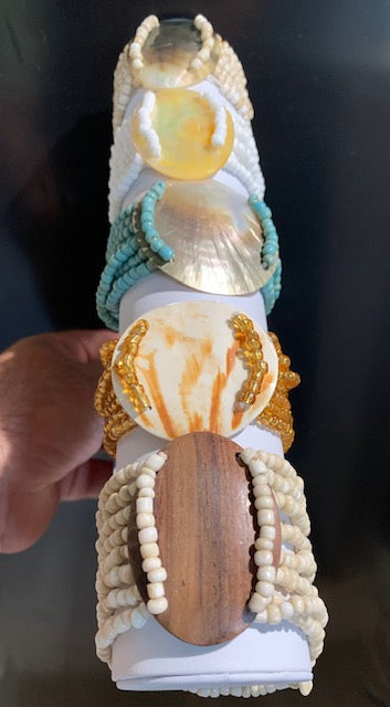 Collection de bracelets élastiques multi-rangs en nacre et bois - Vendu à l'unité