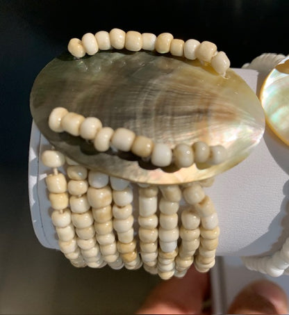 Collection de bracelets élastiques multi-rangs en nacre et bois - Vendu à l'unité