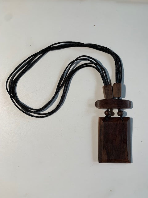Collier/ Sautoir avec pendentif en bois - ± 50 centimètres - Pendentif : ± 6 x 4,5 cm