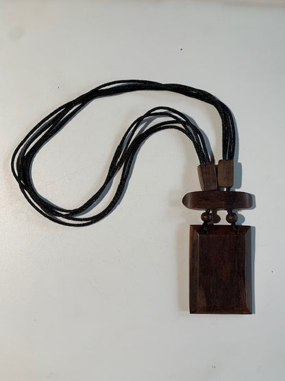 Collier/ Sautoir avec pendentif en bois - ± 50 centimètres - Pendentif : ± 6 x 4,5 cm