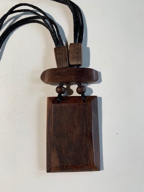 Collier/ Sautoir avec pendentif en bois - ± 50 centimètres - Pendentif : ± 6 x 4,5 cm