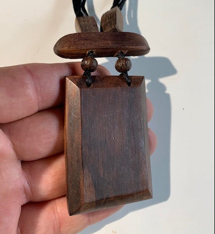 Collier/ Sautoir avec pendentif en bois - ± 50 centimètres - Pendentif : ± 6 x 4,5 cm