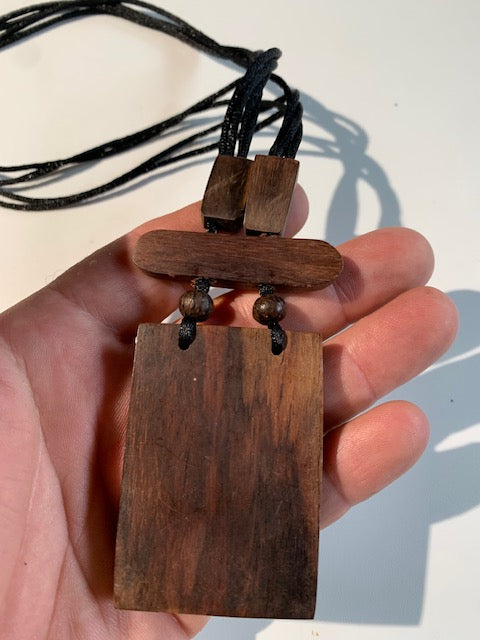 Collier/ Sautoir avec pendentif en bois - ± 50 centimètres - Pendentif : ± 6 x 4,5 cm