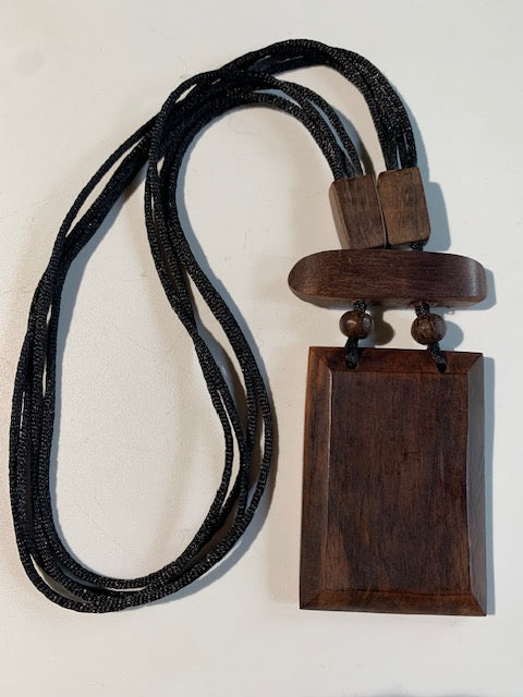 Collier/ Sautoir avec pendentif en bois - ± 50 centimètres - Pendentif : ± 6 x 4,5 cm