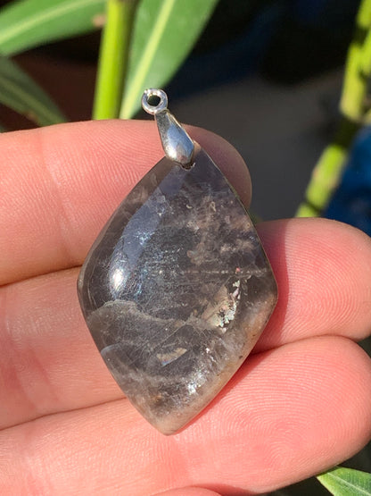 Pierre de lune noire, pendentif en cabochon percé de 48mm x27 x7. Vendu avec cordon réglable de couleur noire !