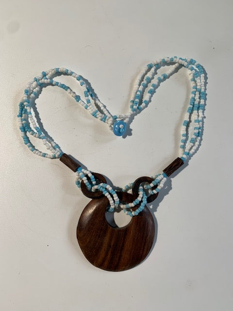 Collier/ Sautoir en perles avec pendentif en bois - ± 50 centimètres - Pendentif : ± 6 cm