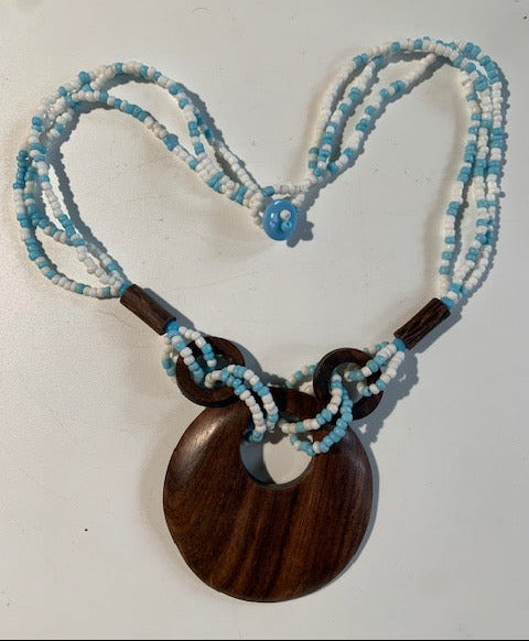Collier/ Sautoir en perles avec pendentif en bois - ± 50 centimètres - Pendentif : ± 6 cm