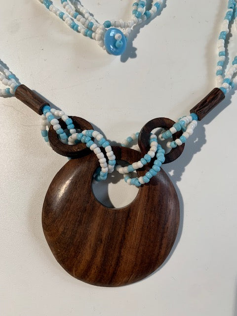 Collier/ Sautoir en perles avec pendentif en bois - ± 50 centimètres - Pendentif : ± 6 cm