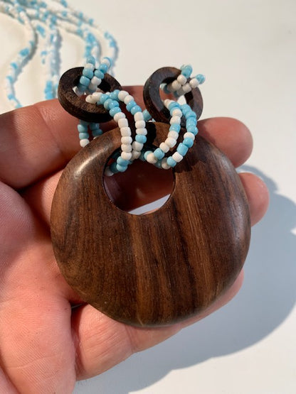 Collier/ Sautoir en perles avec pendentif en bois - ± 50 centimètres - Pendentif : ± 6 cm