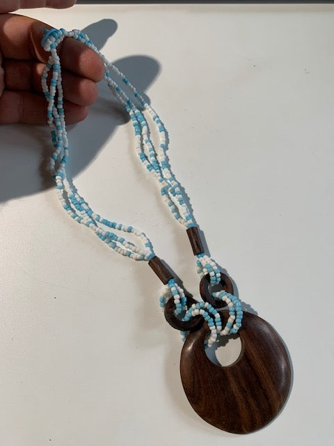Collier/ Sautoir en perles avec pendentif en bois - ± 50 centimètres - Pendentif : ± 6 cm