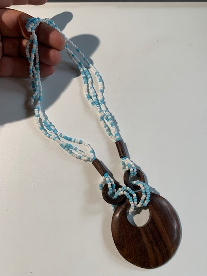 Collier/ Sautoir en perles avec pendentif en bois - ± 50 centimètres - Pendentif : ± 6 cm