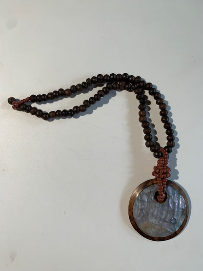 Collier/ Sautoir en perles avec pendentif en bois et nacre - ± 50 centimètres - Pendentif : ± 6 cm