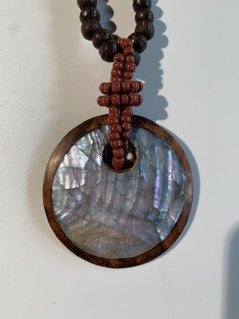 Collier/ Sautoir en perles avec pendentif en bois et nacre - ± 50 centimètres - Pendentif : ± 6 cm