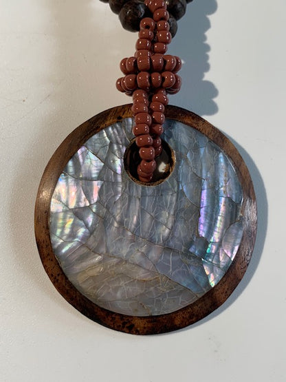 Collier/ Sautoir en perles avec pendentif en bois et nacre - ± 50 centimètres - Pendentif : ± 6 cm