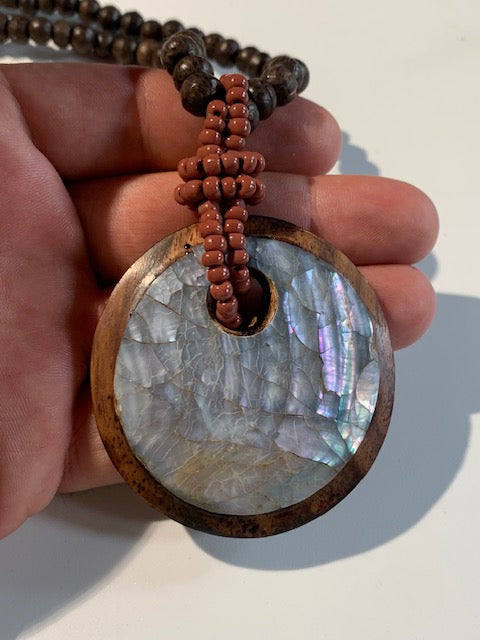 Collier/ Sautoir en perles avec pendentif en bois et nacre - ± 50 centimètres - Pendentif : ± 6 cm