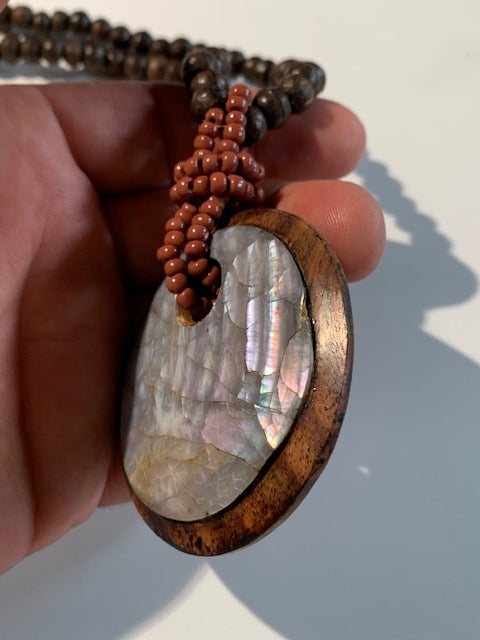 Collier/ Sautoir en perles avec pendentif en bois et nacre - ± 50 centimètres - Pendentif : ± 6 cm