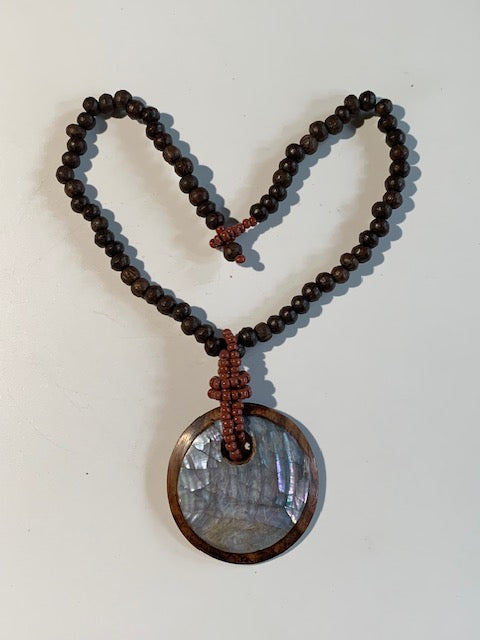 Collier/ Sautoir en perles avec pendentif en bois et nacre - ± 50 centimètres - Pendentif : ± 6 cm