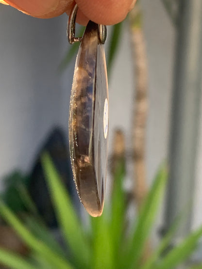 Pierre de lune noire, pendentif en 'cabochon percé' de 50mm x28 x6. Vendu avec cordon réglable de couleur noire !