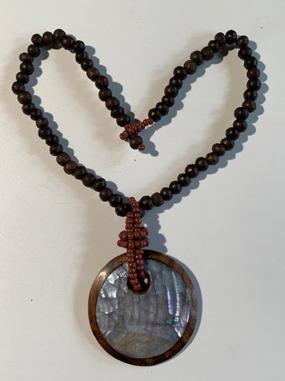 Collier/ Sautoir en perles avec pendentif en bois et nacre - ± 50 centimètres - Pendentif : ± 6 cm